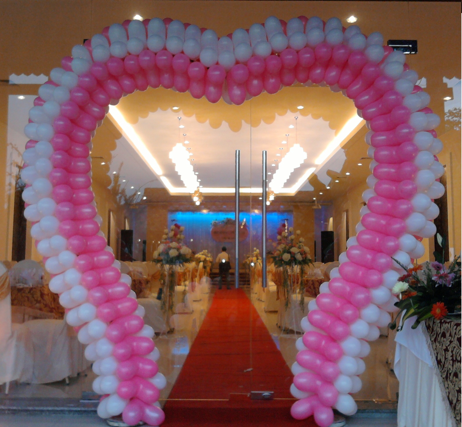 cổng bong bóng theo màu chủ đạo với đám cưới