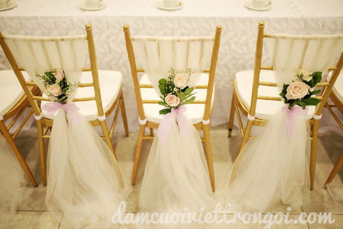 trang trí đám cưới với ghế tifany tông màu vàng xanh lá
