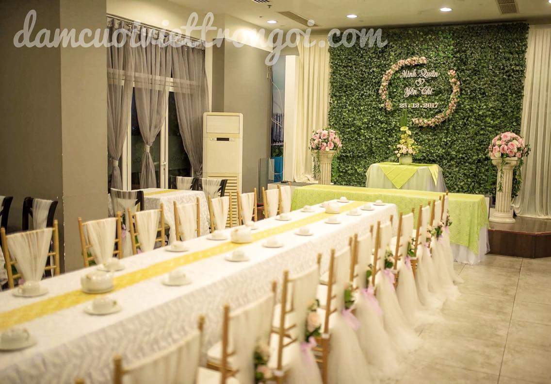 trang trí đám cưới với ghế tifany tông màu vàng xanh lá