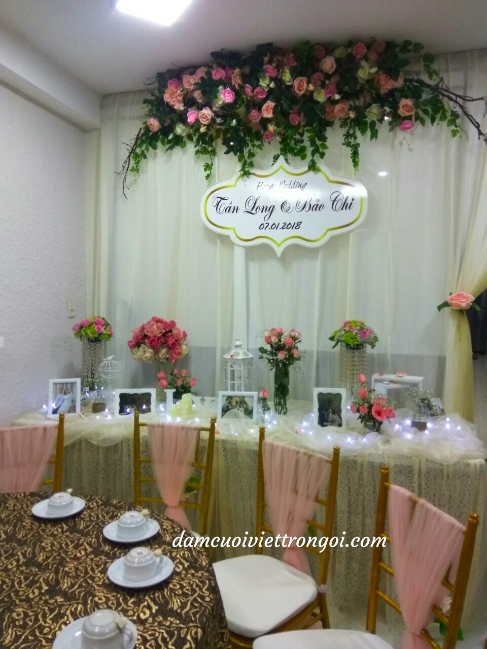 trang trí đám cưới với ghế Tiffany tông màu vàng hồng