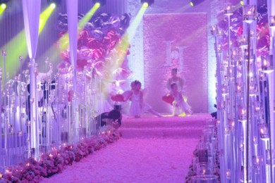 Cách trang trí sân khấu tiệc cưới lộng lẫy hoành tráng của các sao Việt