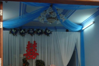 Trang trí đám cưới vải hoa hồng tông màu xanh biển
