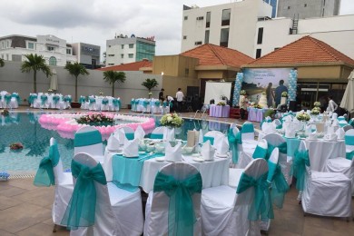 Trang trí tiệc cưới sang trọng nơi hồ bơi với phong tông màu xanh biển thiên nhiên và đẹp mắt