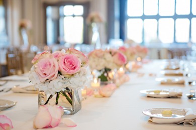 Tự trang trí đám cưới tại nhà với hoa để bàn đám cưới